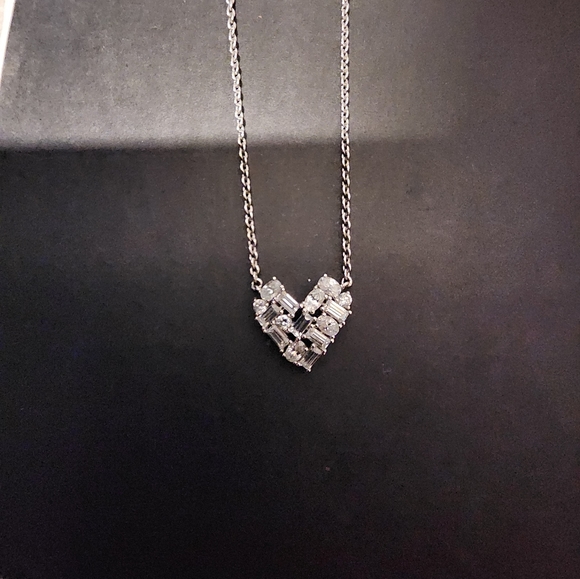 A beautiful heart cubic zirconia necklace. - Picture 1 of 3